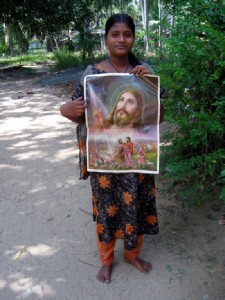 indische Frau mit Jesus-Bild